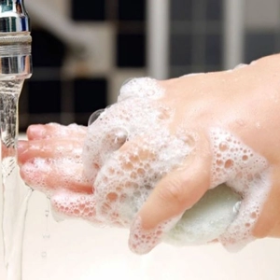 Nước rửa tay khô không an toàn như bạn tưởng